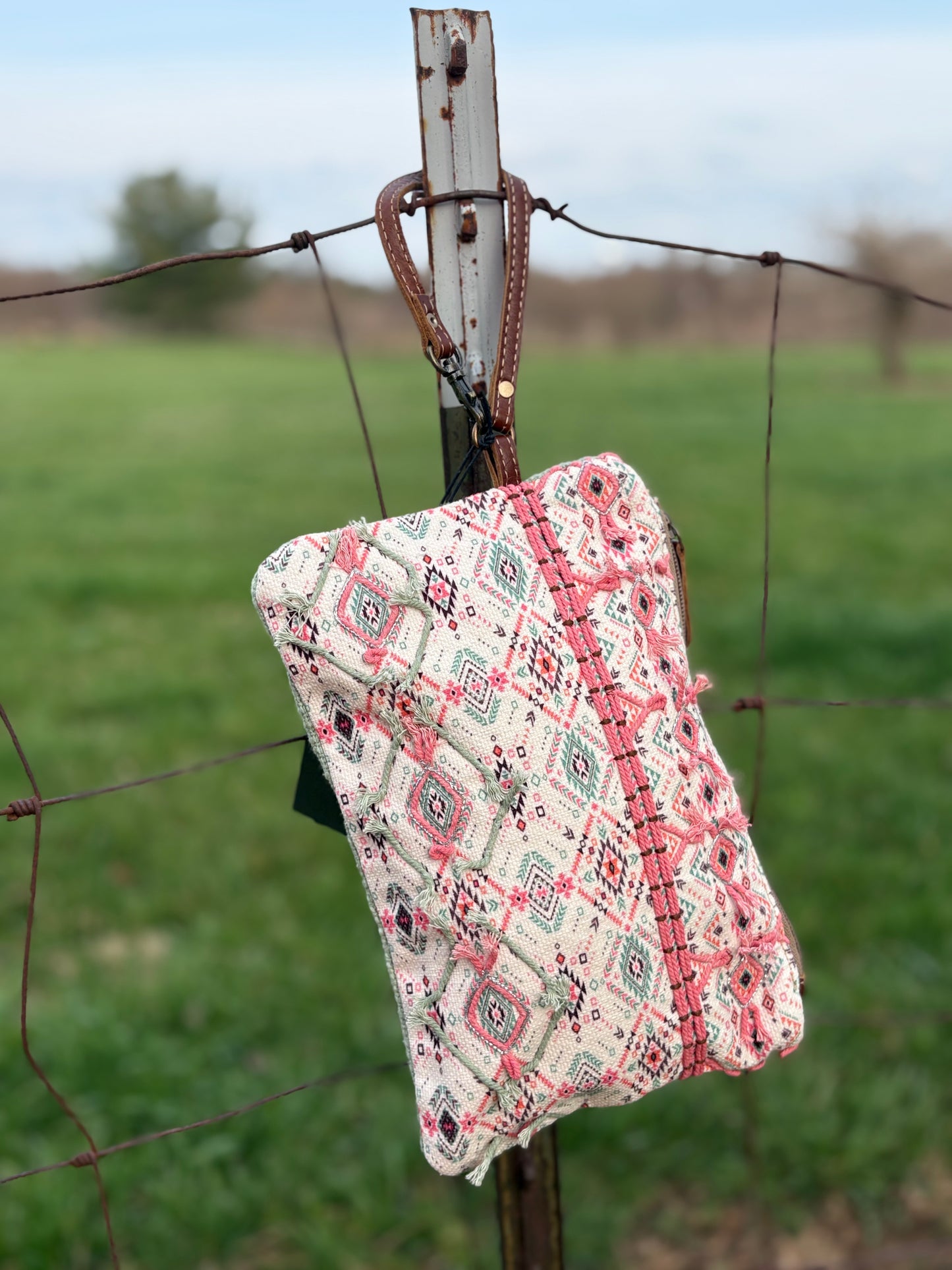 Myra Tres de Quatro Clutch Pouch