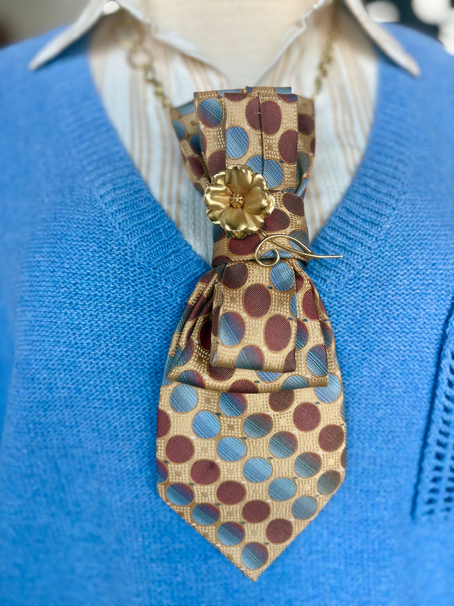 Simply Elegant Necktie Necklace Accessory / Vintage Floral Gold Brooch