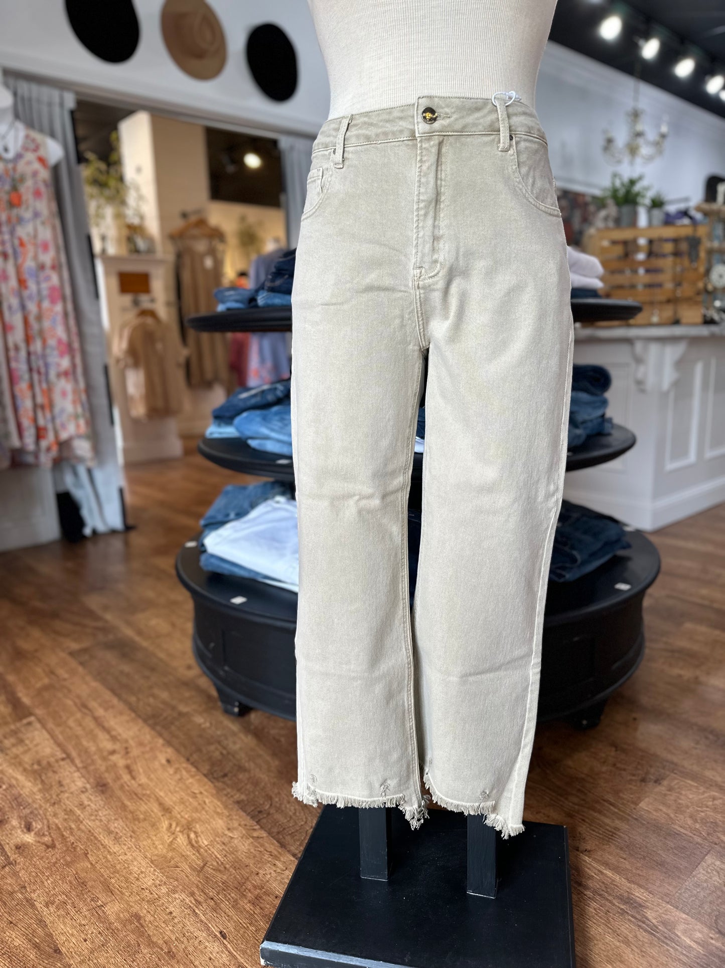 NELLIE Mid Rise Straight Step Hem Crop/Risen