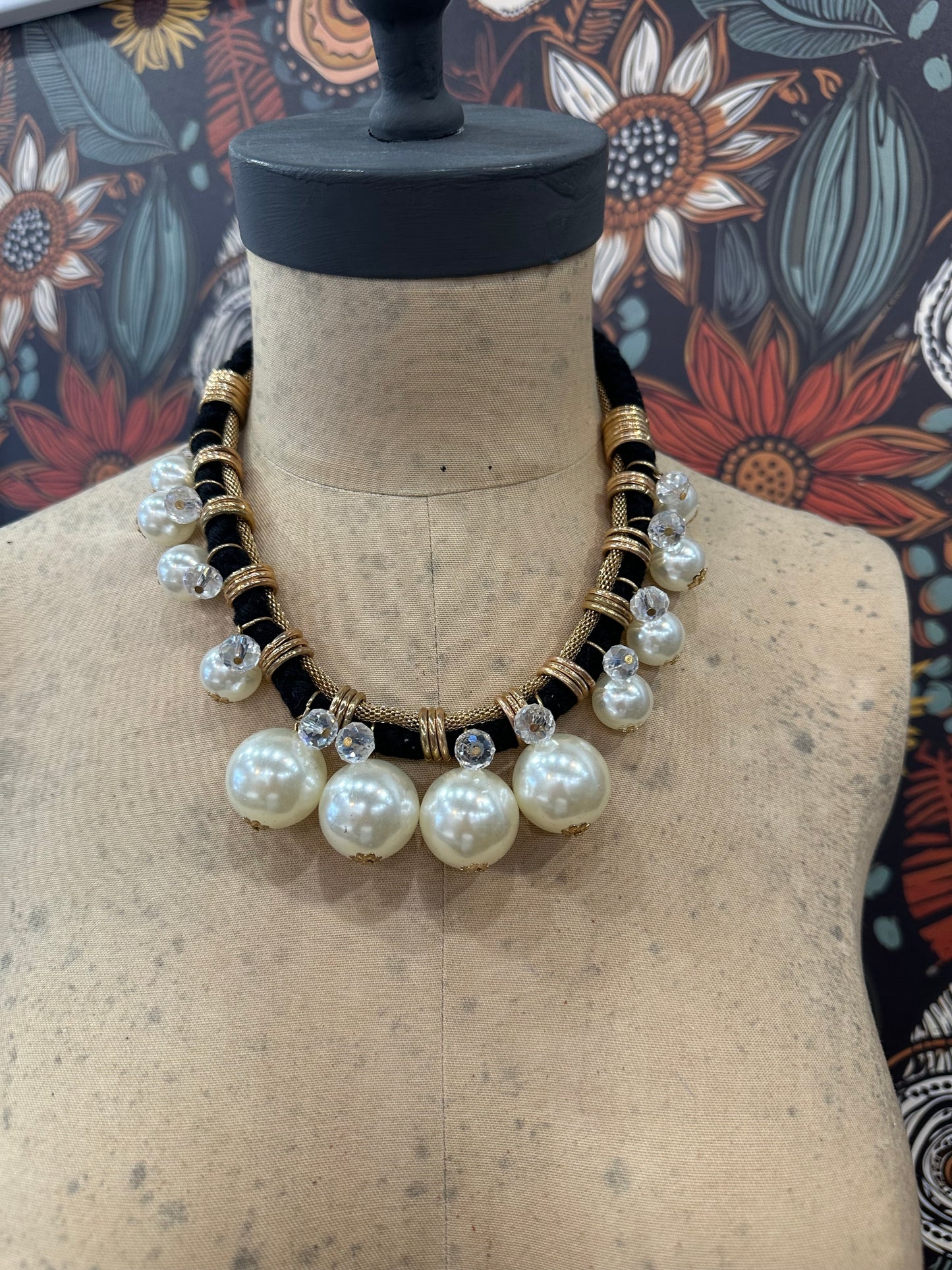Right Track Pearl Necklace Set