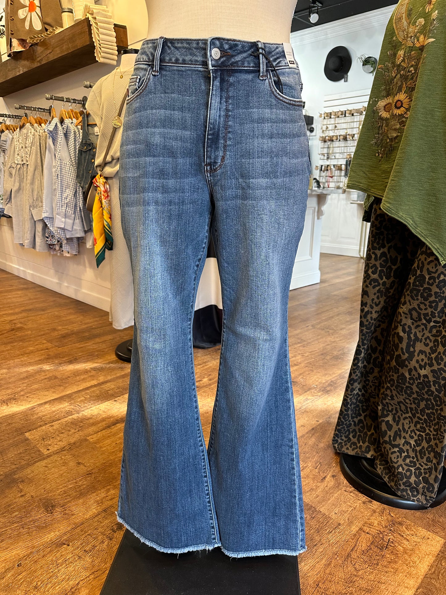 Judy Blue Mid Rise Vintage Wash Flare Jean ~ MARGOT